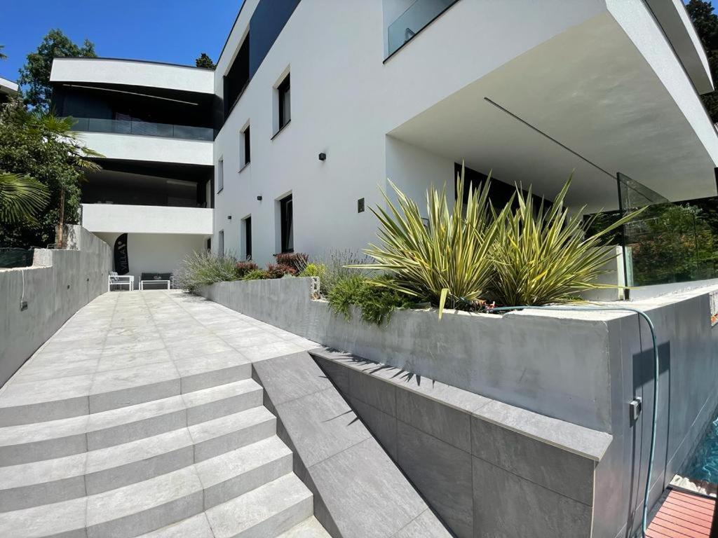 Aparthotel Villa V With Heated Pool Rijeka Eksteriør bilde