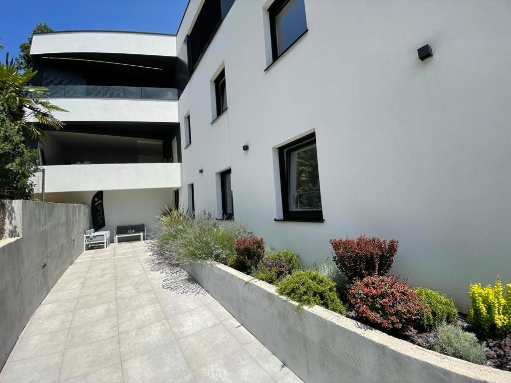 Aparthotel Villa V With Heated Pool Rijeka Eksteriør bilde
